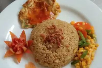 Menu Siang Ini Coba Buat Nasi Goreng Kari Telur Dadar Yuk Guys