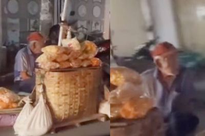 Bikin Enggak Tega, Kakek Renta Ini Jualan Kerupuk Sampai Larut Malam, Pembelinya Sepi