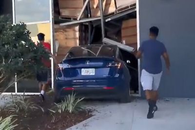 Remaja Bawa Ngebut Tesla Model Y, Berujung Tabrak Gudang Orang Lain Sampai Hancur!