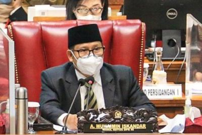 Menteri Nadiem Cabut BOS Sekolah Siswa Kurang dari 60, Pimpinan DPR: Batalkan!