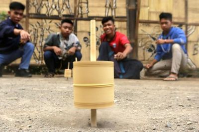 FOTO: Bermain Gasing Bambu Tradisional