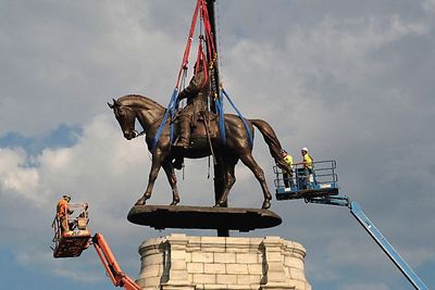 FOTO: Pemindahan Patung Jenderal Konfederasi Robert E. Lee di Ibukota Virginia