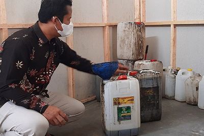 Pria Kumpulkan Jelantah dari Rumah ke Rumah, Lalu Dijual untuk Bantu Warga Terdampak Covid