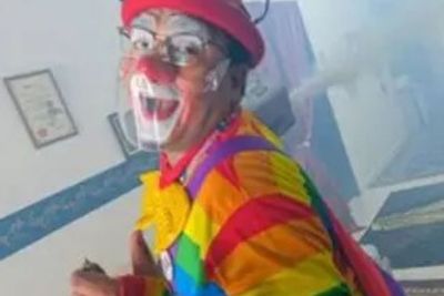Pria Ini Bekerja Jadi Tukang Bersih Rumah Sambil Pakai Baju Badut, Kisahnya Bikin Terharu