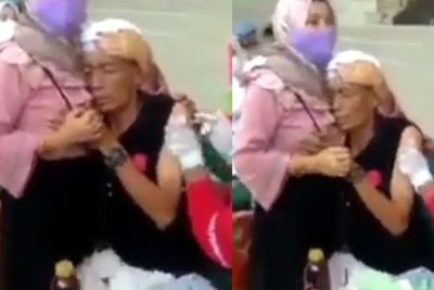 Viral Pria Tua Divaksin Sambil Peluk Wanita, Tangannya Bikin Salfok, Netizen: Empuk Ya Pak