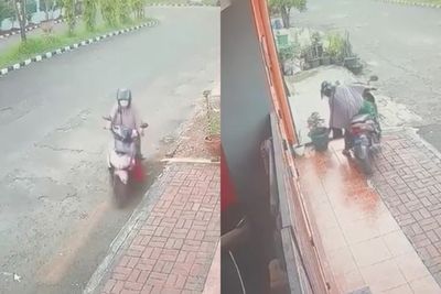 Duh! Emak-emak di Depok Ini Curi Tanaman di Depan Rumah Warga, Aksinya Terekam CCTV