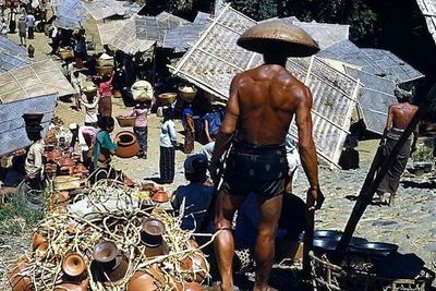 Suasana Pasar Gerabah Bali Tahun 1956, Netizen Salfok ke Pria Bertubuh Kekar