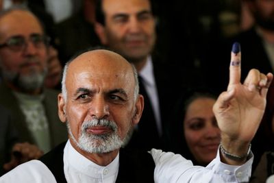 Kabur dari Serangan Taliban, Mantan Presiden Afghanistan Minta Maaf