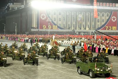 FOTO: Rayakan HUT ke-73, Korea Utara Gelar Parade Militer