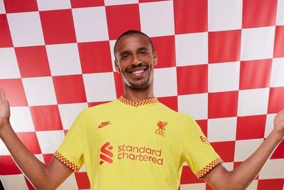 Liverpool Rilis Jersey Ketiga, Netizen: Mirip Baju Maskot McDonald!