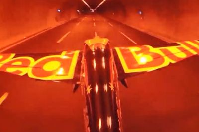 Pilot Ini Cetak Rekor Terbangkan Pesawat di Terowongan dengan Kecepatan 245 Km H