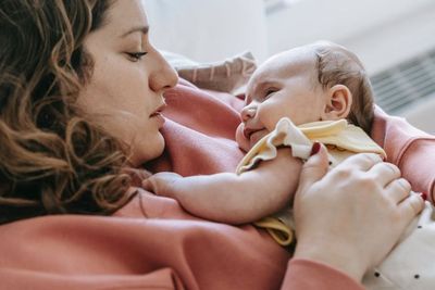 5 Cara Menenangkan Bayi yang Sedang Tumbuh Gigi