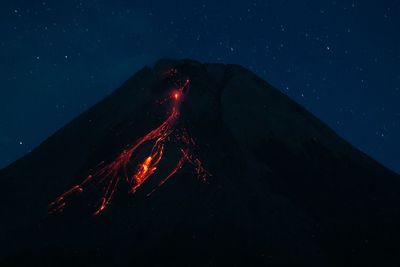 FOTO: Gunung Merapi Muntahkan Lava Pijar