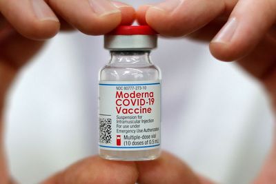 Moderna Kembangkan Suntikan Vaksin Booster untuk COVID-19 dan Flu!