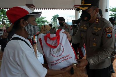 FOTO: Penyaluran Paket Bansos Presiden di Blitar