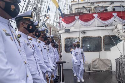 FOTO: Upacara HUT TNI AL Ke-76 di KRI Bima Suci