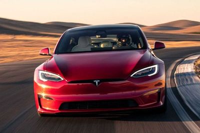 Tesla Model S Plaid Cetak Rekor di Nurburgring, Jadi Mobil Listrik Produksi Tercepat!