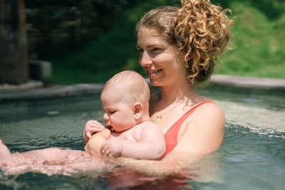 5 Manfaat Berenang pada Bayi, Bisa dari Usia 6 Bulan