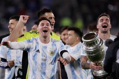 Bikin Sakit Hati, Pele Sebut Kaki Lionel Messi Lemah hingga Tak Bisa Menyundul