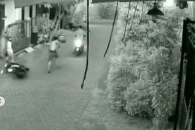 Aksi Heroik Ibu-ibu Gagalkan Pencurian Motor dengan Sapu, Bikin Maling Lari Terbirit-birit