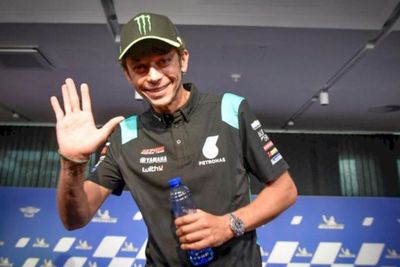 Gara-gara Andrea Dovizioso, Valentino Rossi Menyesal Pensiun dari MotoGP