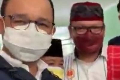 Anies Baswedan Tercebur ke Got, Denny Siregar: Pengen Jadi Presiden dengan Kecemplung Got