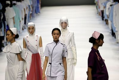 FOTO: Saat Busana Medis, Perawat dan APD Ditampilkan pada China Fashion Week