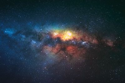 Sinyal Radio Aneh Berulang Kali Datang dari Pusat Galaksi Bima Sakti