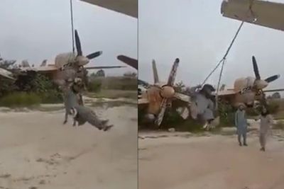 Taliban Main Ayunan di Pesawat Bekas Angkatan Udara Afghanistan, Jadi Bahan Leluconan