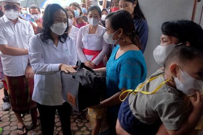 FOTO: Penyerahan Bantuan Bagi Anak dan Perempuan Kepala Keluarga Terdampak Pandemi