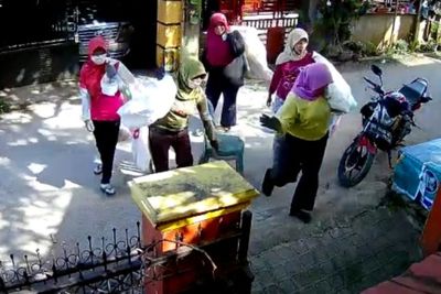 Viral Komplotan Emak-Emak Pemulung Jarah Rumah Warga