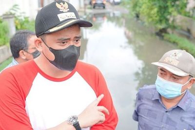 Tindak Lanjuti Keluhan Warga, Walkot Bobby Tinjau Jalan Ampera, Janji Perbaiki Drainase