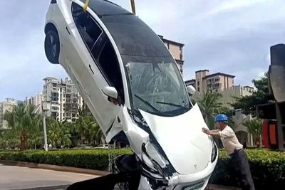Diduga Karena Autopilot, Mobil Tesla Tabrak Pembatas Jalan Hingga Tercebur ke Sungai!