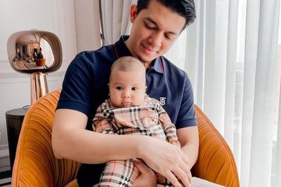 Potret Ukkasya Bengong Dipangku Irwansyah Curi Perhatian, Netizen Salfok Lihat Perutnya