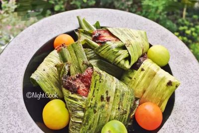 Begini Cara Membuat Ayam Goreng Bungkus Pandan