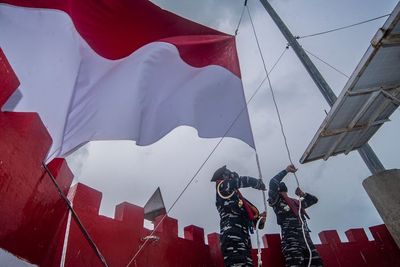 FOTO: Pengibaran Bendera Merah Putih di Mercusuar Ambalat
