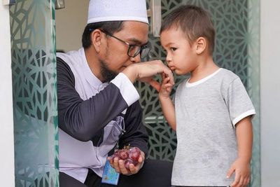 Potret Kiano Tiger Wong Cium Tangan Ustaz Adi Hidayat Bikin Gemas, MasyaAllah Anak Soleh