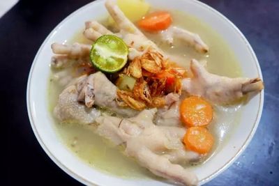 Hangatkan Badan Dengan Makan Sup Ceker Ayam Yang Dibuat Sendiri di Rumah
