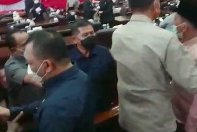 Bikin Malu! Sidang Paripurna DPRD Jambi Ricuh Saat Bahas APBD, Nyaris Baku Hantam