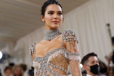 Cantik! Kendall Jenner Tampil dengan Gaun Transparan di Met Gala 2021