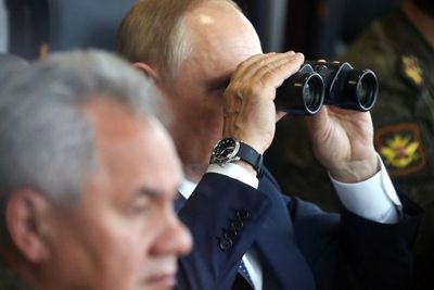 Presiden Vladimir Putin Mengawasi Latihan Militer Gabungan saat Rusia Menunjukkan Kekuatan