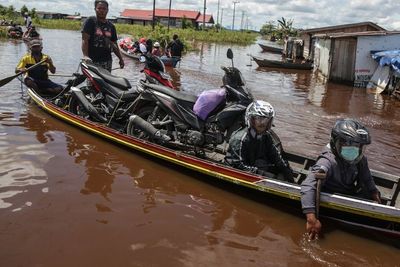 FOTO: Banjir Luapan Sungai Kahayan di Jalur Nasional Kalimantan