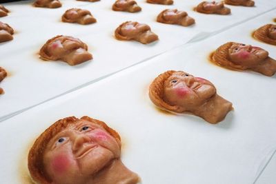 FOTO: Jerman Mempermanis Kepergian Kanselir Lama Dengan Kue Marzipan Merkel