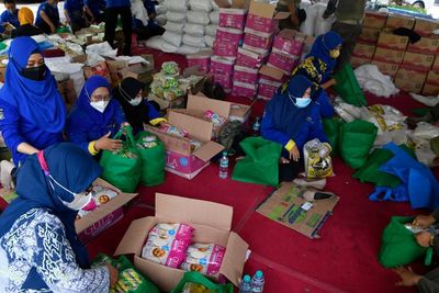 FOTO: Penyaluran Bantuan Paket Sembako di Surabaya