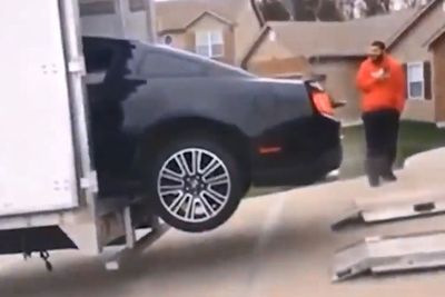 Tak Hati-Hati, Mobil Ford Mustang Ini Tersangkut Usai Ingin Masuk ke Dalam Truk!