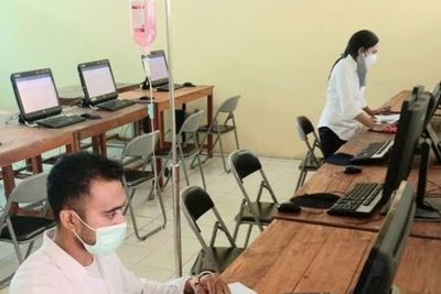 Pemandangan Tak Biasa, Peserta SKD CPNS Ujian dengan Tangan Diinfus