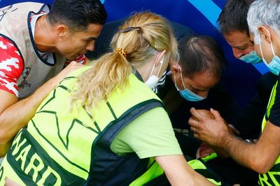 Staf Wanita Pingsan Usai Tak Sengaja Kena Bola Sepakan Cristiano Ronaldo saat Latihan