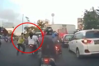 Detik-detik Polisi Dorong Pengendara Hingga Jatuh, Diduga Hendak Kabur
