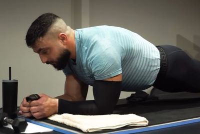 Pria Ini Berhasil Pecahkan Rekor Dunia Plank Terlama dengan Luka Akibat Kecelakaan