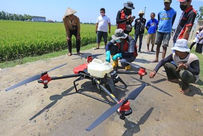 FOTO: Uji Coba Drone Untuk Pertanian di Indramayu